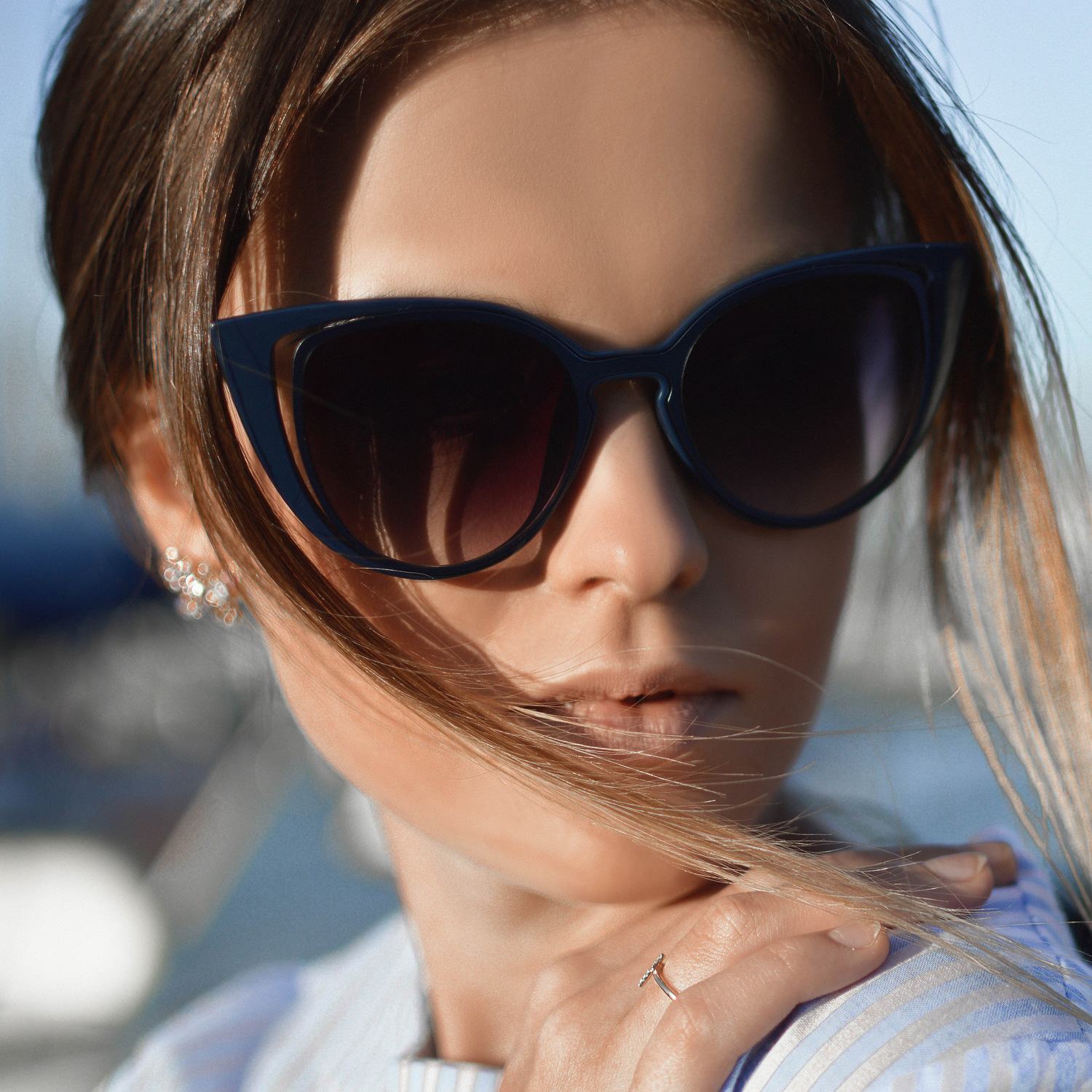 Sunglasses (example item 4)