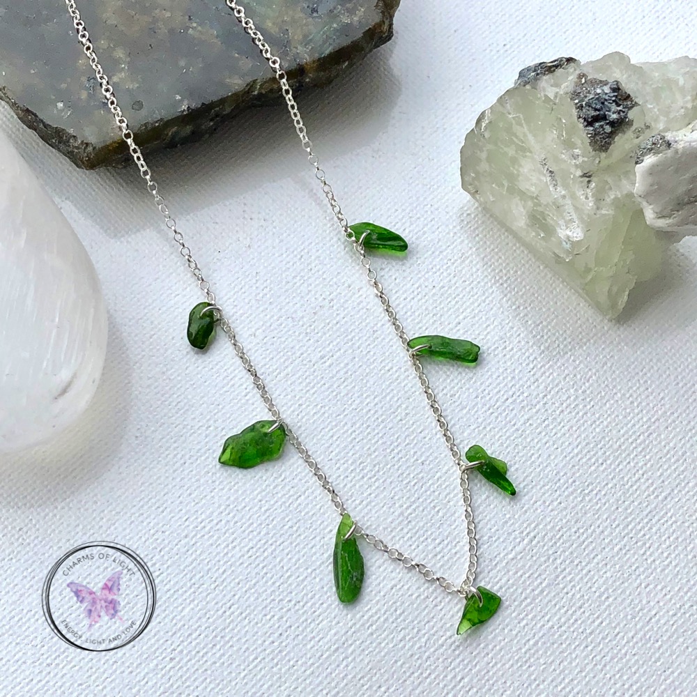 Diopside chip silver chain necklace